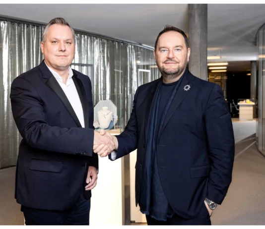 Arriva una collab sparkling: Swarovski x Coty insieme per l’innovazione e l’estetica pop nel beauty