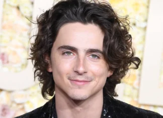 Timothée Chalamet si trasforma: arrivano i bleach hair (e un omaggio a Bob Dylan che fa impazzire i fan)