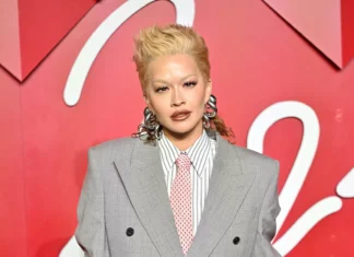 Rita Ora e il taglio mixie preannuncia il ritorno dello stile punk-rock anni ’80