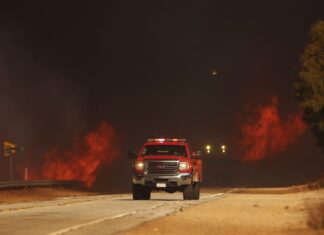 Nuovo incendio a Los Angeles: ordine di evacuazione per più di 30mila persone