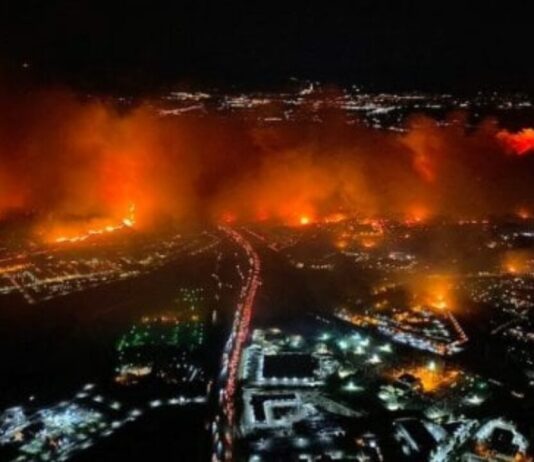 Los Angeles colpita da due grandi incendi, 180mila senza elettricità, 40mila sfollati