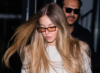 Sydney Sweeney torna nelle strade di New York con un look totally winter (e un accessorio protagonista)
