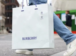 Burberry, tra cadute e riprese: il piano di rilancio punta su Stati Uniti e marketing tradizionale