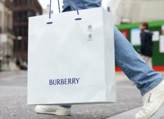 Burberry, tra cadute e riprese: il piano di rilancio punta su Stati Uniti e marketing tradizionale