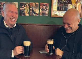 Stessa, storia, stesso posto, stessi 883: Max Pezzali e Mauro Repetto insieme a sorpresa al Forum di Assago