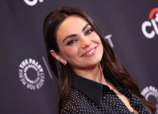 Mila Kunis abbandona i suoi signature brown hair e passa al cherry cola