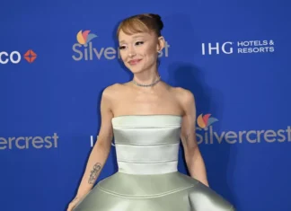 Ariana Grande sfoggia un look un po’ Audrey Hepburn e un po’ Glinda al Palm Springs Film Festival