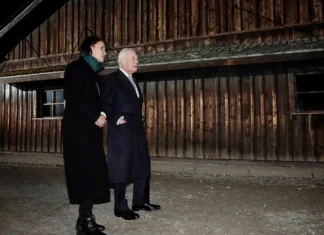 Re Carlo in visita ad Auschwitz-Birkenau: è il primo monarca britannico a mettere piede nel campo di sterminio