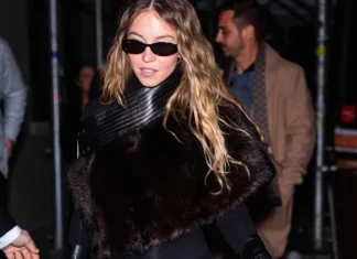 Sydney Sweeney porta un po’ di winter glam a New York (in Ferragamo)