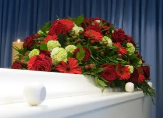 Organizzare un funerale: tra dolore e burocrazia
