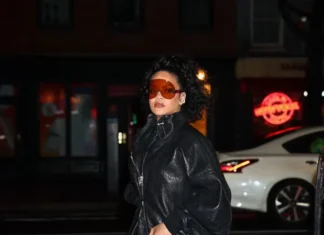 Rihanna ha dimostrato che i baggy jeans saranno un must have anche per il 2025