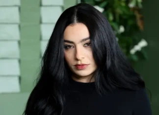 Charli XCX in prima linea per i soccorsi: come il fashion si mobilita per i roghi di Los Angeles