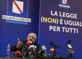 De Luca attacca il governo e resta fermo sul terzo mandato. La citazione a Wojtyla: “Non abbiate paura”