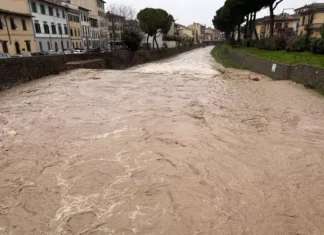 Maltempo in Toscana e Liguria. Bomba d’acqua a Firenze, crollato un muro a Genova