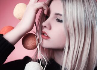 Ottieni capelli setosi e sani con questi innovativi approcci di cura dei capelli primo piano sui capelli setosi e sani di una modella
