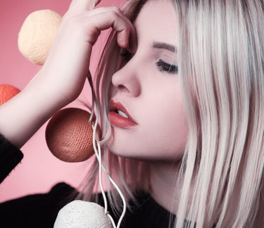 Ottieni capelli setosi e sani con questi innovativi approcci di cura dei capelli primo piano sui capelli setosi e sani di una modella