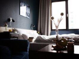 Arredamento per hotel: idee, progetti e soluzioni per spazi di lusso e comfort l'arredamento di un hotel visto da una prospettiva bassa