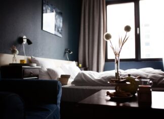 Arredamento per hotel: idee, progetti e soluzioni per spazi di lusso e comfort l'arredamento di un hotel visto da una prospettiva bassa