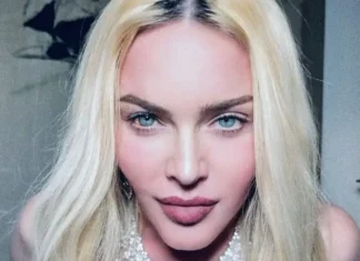 Madonna si è esibita a sorpresa in una performance di stand-up comedy a New York