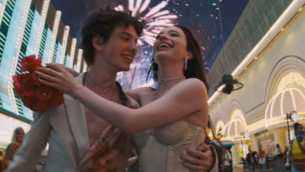 Mark Ėjdel'štejn e Mikey Madison sul set di Anora - Photo Credits Movieweb