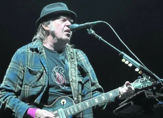 Neil Young si ritira da Glastonbury 2025: «Il festival non è come lo ricordavo»