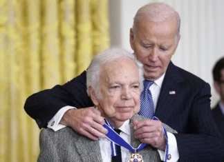 Ralph Lauren riceve da Joe Biden la Presidential medal of freedom: è la prima volta per uno stilista
