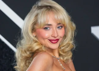 Sabrina Carpenter lancia il nuovo trend del frosty makeup per il 2025
