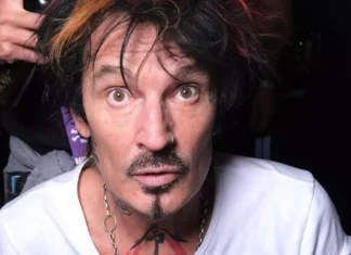 Tommy Lee, lo sfogo sui social contro gli artisti che pubblicizzano album e tour durante gli incendi di Los Angeles: “Dovrebbero fermarsi e aiutare” Tommy Lee lo sfogo sugli artisti che sponsorizzano la loro musica durante gli incendi di Los Angeles