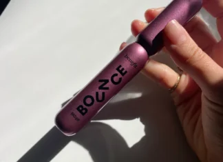 Benefit Cosmetics sta lanciando il suo nuovo mascara BadGal Bounce (e punta tutto sul volume)