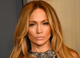 Jennifer Lopez lancia il trend delle unghie “cherry mocha”: un nuovo must-have beauty
