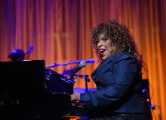 Roberta Flack, cantante R&B degli anni ’70 famosa per ‘Killing Me Softly’, è morta a 88 anni