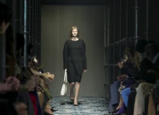 Prada alla Milano Fashion Week Fall Winter 2025: il mondo “è un little black dress”