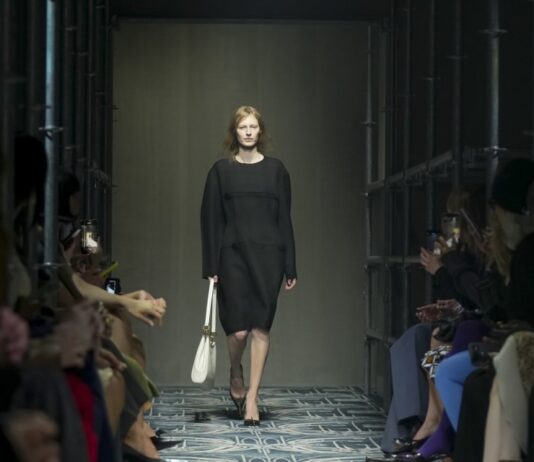 Prada alla Milano Fashion Week Fall Winter 2025: il mondo “è un little black dress”