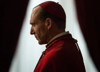 Ralph Fiennes racconta Conclave e il suo cardinale Lawrence insieme al regista Edward Berger