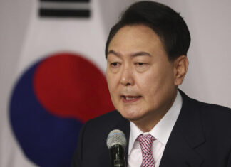 È iniziato il processo a Yoon Suk-yeol, ex presidente della Corea del Sud