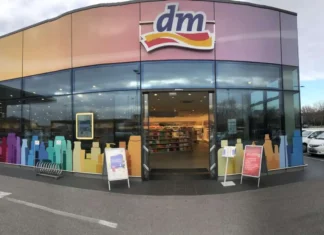 Perché ci piace così tanto la pubblicità di DM Italia? (Spoiler: include proprio tuttə)