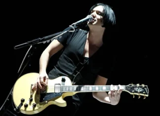 Il frontman dei Placebo andrà a processo per aver insultato Giorgia Meloni