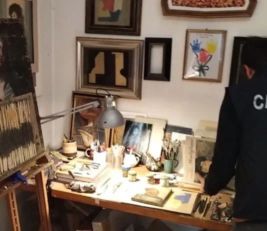 Scoperto un laboratorio di opere d’arte false: sequestrati settantuno dipinti