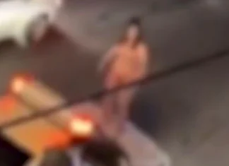 Una donna in Iran si è spogliata in pubblico per protesta contro il regime: il video è diventato virale