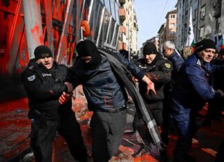 A Sofia, Bulgaria: molotov, vernice rossa e uova contro il palazzo della Ue con slogan “No all’euro”