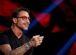Fabrizio Corona spiazza tutti al podcast Radici Beyond The Name: “Chi ti dice che non mi piacciano anche i maschi?”