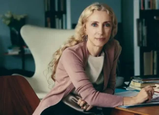 Lorenzo Serafini omaggia Franca Sozzani e i suoi iconici capello ondulati in passerella
