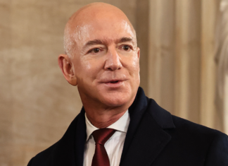 Jeff Bezos annuncia le nuove linee editoriali del Washington Post (che sono pro-Trump)