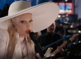 Lady Gaga con “Hold My Hand” ha aperto a sorpresa il Super Bowl Lady Gaga si è esibita a sorpresa al Super Bowl