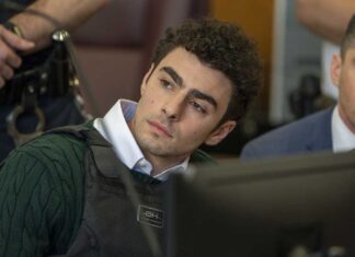 Luigi Mangione, la prima udienza in tribunale dopo l’accusa di omicidio di Thompson ha attirato migliaia di fan