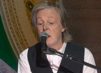 Paul McCartney si è esibito allo special per i 50 anni del Saturday Night Live con un medley dei Beatles Paul McCartney al Saturday Night Live