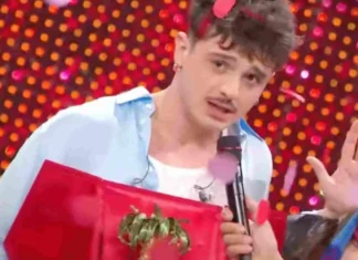 Striscia La Notizia, lo scoop su Olly: “Agevolato nella seconda esibizione” Striscia La Notizia, il servizio di Pinuccio su Olly: "Agevolato nella seconda esibizione"