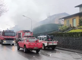 Prato, un 22enne in custodia per presunto omicidio della madre: lei accoltellata, in casa appiccato incendio