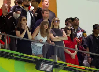Taylor Swift ci aveva lasciato un Easter Egg di stile: l’outfit per il Super Bowl era già stato spoilerato ai Grammy