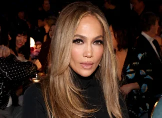 Jennifer Lopez ai Grammy 2025 porta in trend le velvet nails, le unghie “effetto velluto”